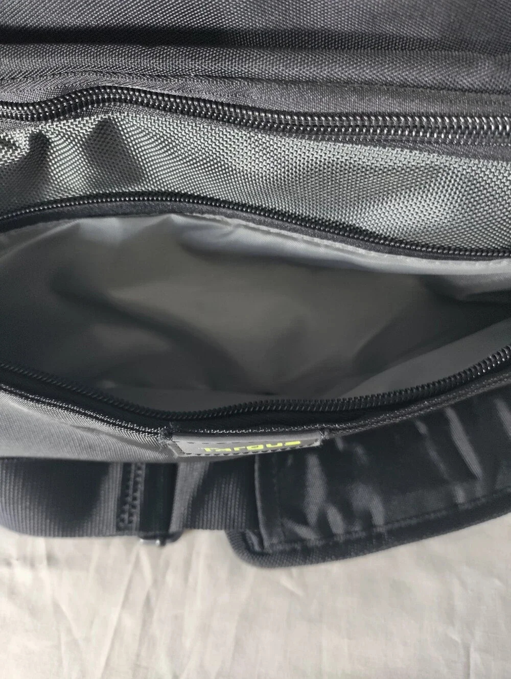 Like New Targus City Gear Hybrid Messenger TCG270 + Targus Trax Sleeve TSS677US